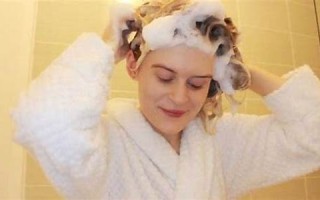 梦见自己洗头(梦见自己洗头剪头发是什么意思)